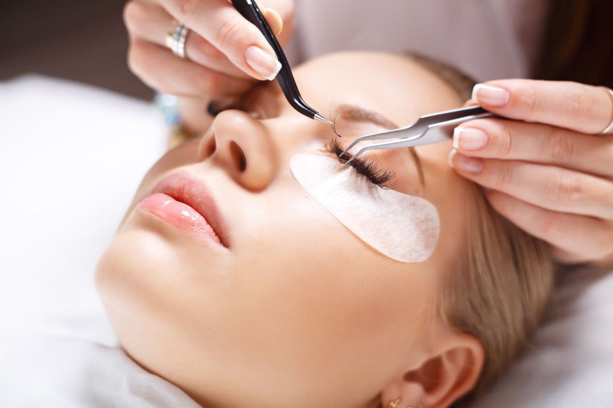 How to Build a Lash Client Base in Houston: From Zero to Fully Booked