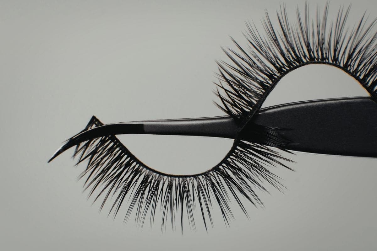 Lash technician applying eyelash extensions to a client in a Missouri salon suite