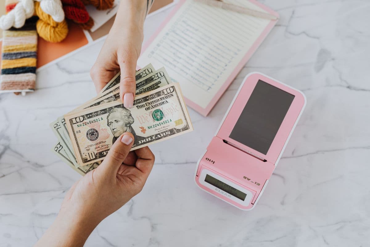 A lash client paying her deposit at the point of booking, locking in a peak World Cup week appointment