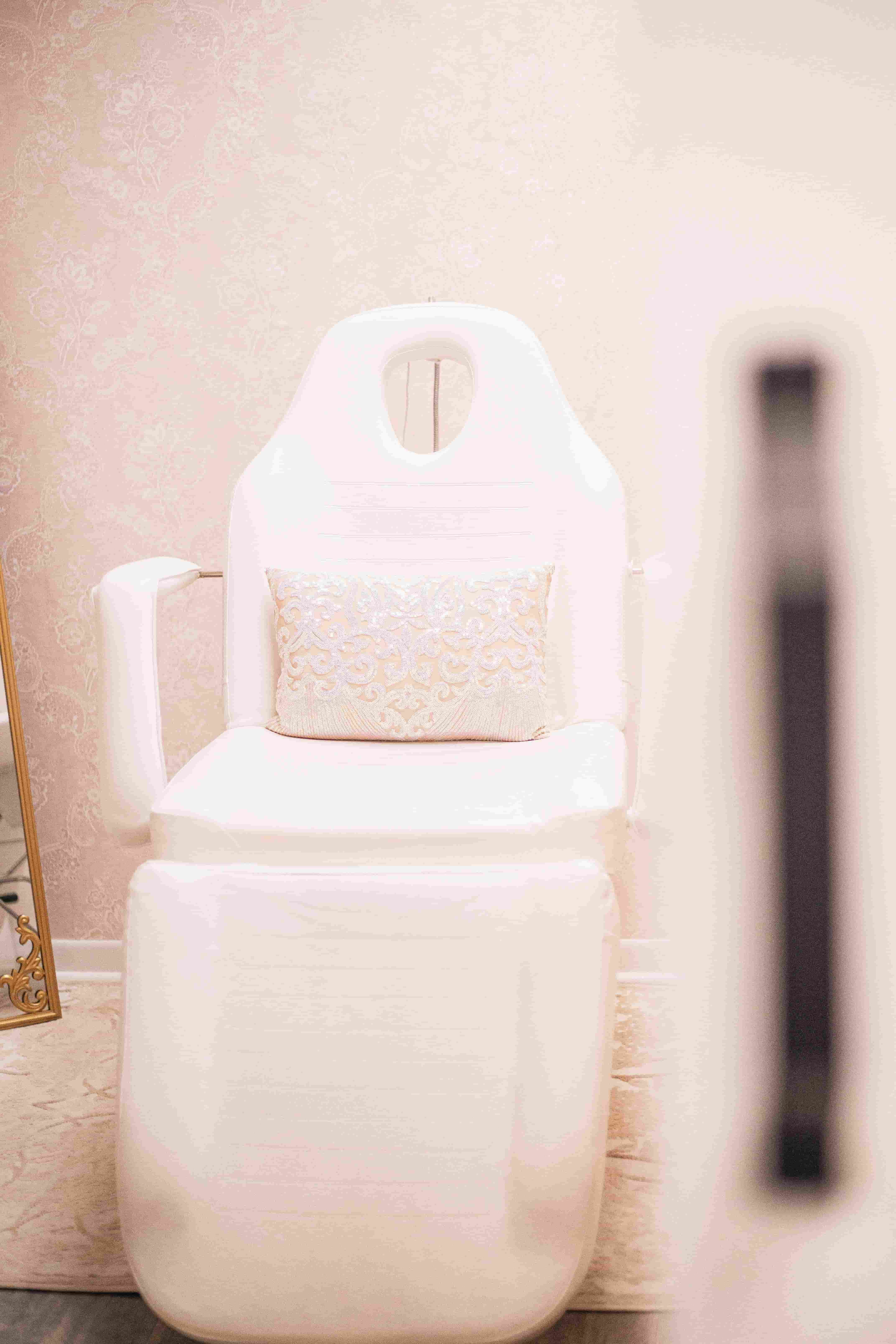 Lash tech suite chair with good vibes showcasing personalized SuiteCal branding